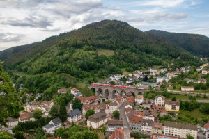 Ein Zug mit einer 146 und Doppelstockwagen überquert das Viadukt in Hornberg auf der Schwarzwaldbahn, aufgenommen am 25.05.2022.