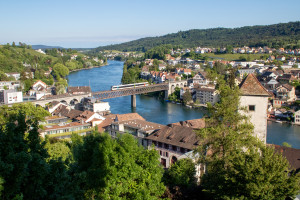 Ein GTW von Thurbo überquert die Rheinbrücke zwischen Feuerthalen und Schaffhausen, aufgenommen am 26.05.2022.