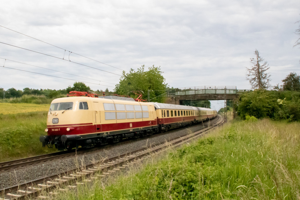 103 245 bei Kirch-Göns auf der Main-Weser-Bahn, aufgenommen am 03.06.2022.