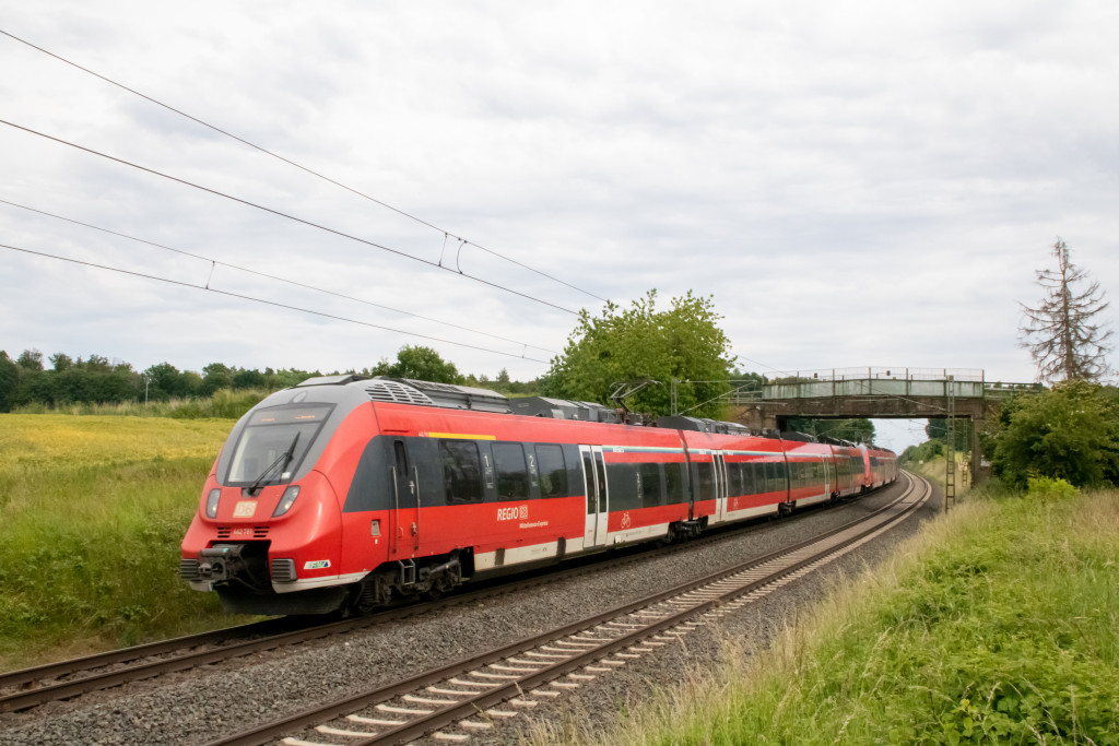 442 281 und ein weiterer 442 bei Kirch-Göns auf der Main-Weser-Bahn, aufgenommen am 03.06.2022.