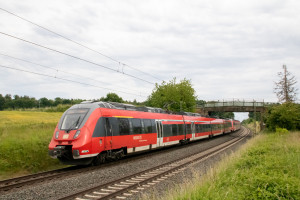 442 281 und ein weiterer 442 bei Kirch-Göns auf der Main-Weser-Bahn, aufgenommen am 03.06.2022.