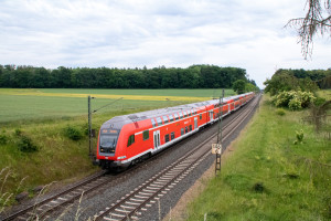 Ein Zug aus Doppelstockwagen bei Kirch-Göns auf der Main-Weser-Bahn, aufgenommen am 03.06.2022.
