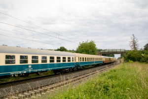 Einige Reisezugwagen bei Kirch-Göns auf der Main-Weser-Bahn, aufgenommen am 03.06.2022.