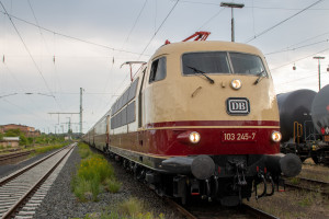 103 245 steht am Bahnbetriebswerk Gießen, aufgenommen am 03.06.2022.