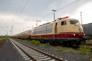 103 245 steht im Güterbahnhof Gießen, aufgenommen am 03.06.2022.
