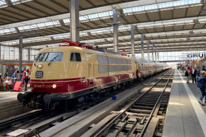 103 245 steht im Münchener Hauptbahnhof, aufgenommen am 04.06.2022.