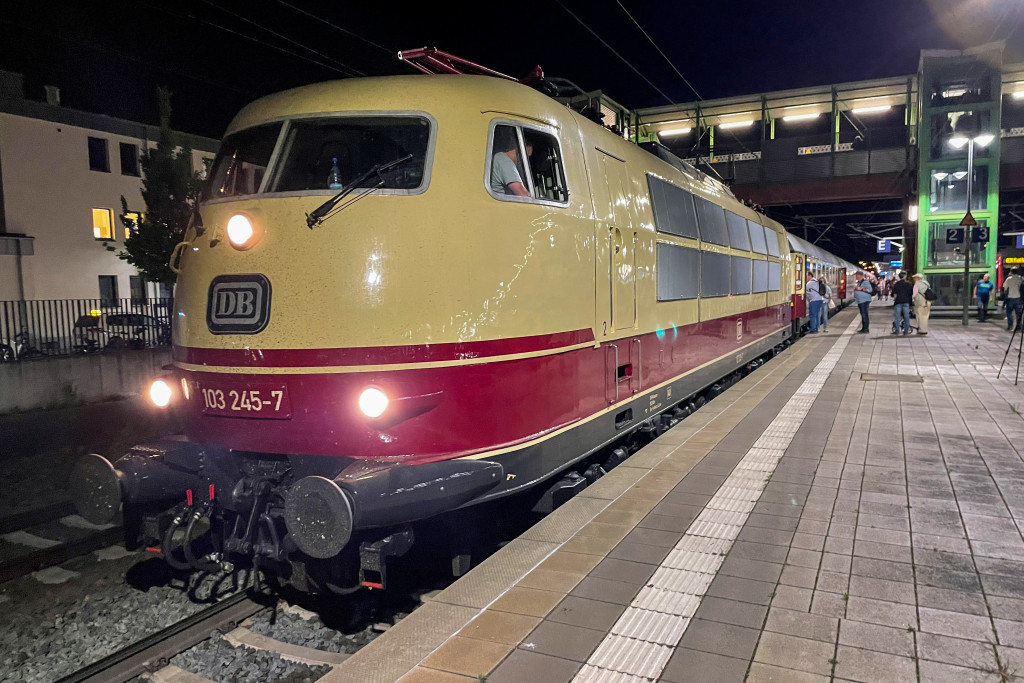 103 245 auf Gleis 2 im Bahnhof Gießen, aufgenommen am 05.06.2022.