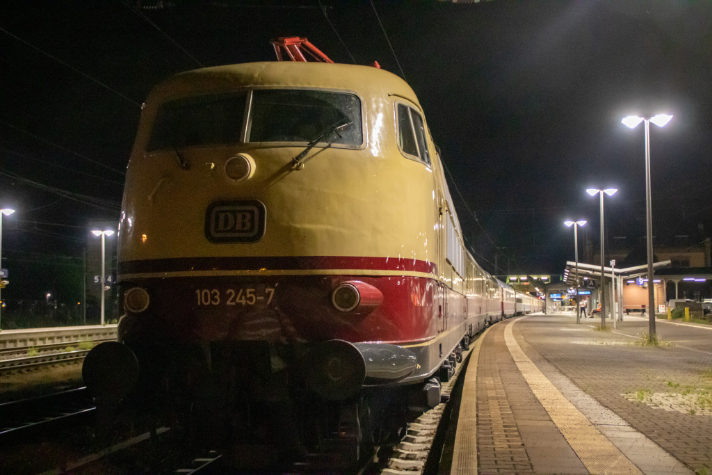103 245 steht im Bahnhof Gießen, aufgenommen am 05.06.2022.