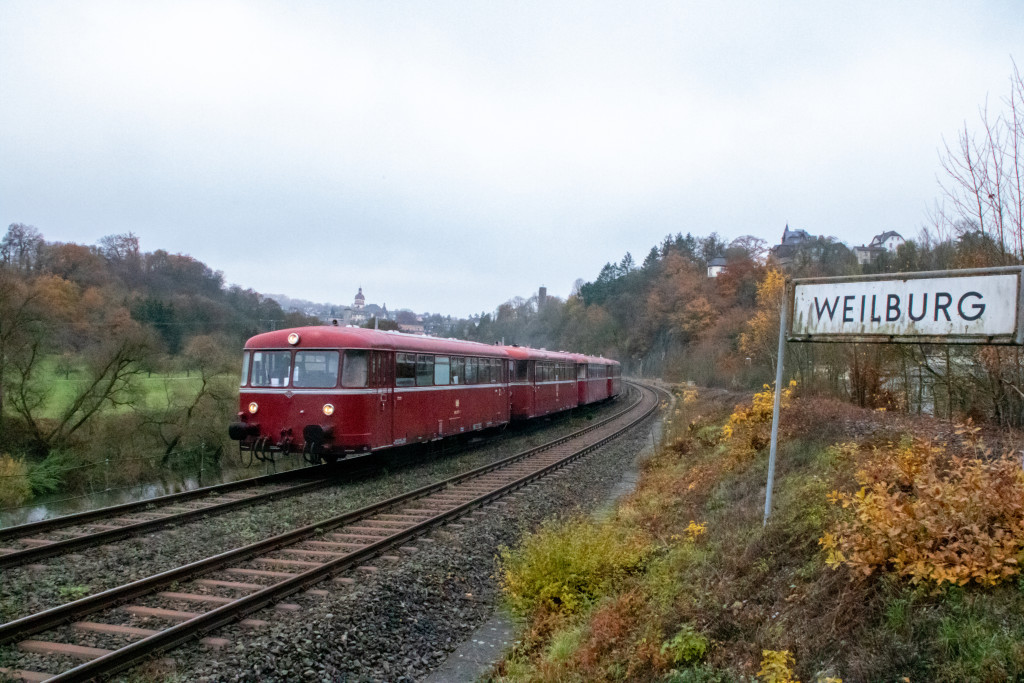 996 677, 798 589, 996 310 und 798 829 verlassen Weilburg auf der Lahntalbahn, aufgenommen am 26.11.2022.