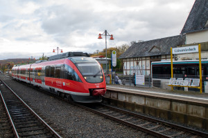 644 046 steht im Bahnhof Grävenwiesbach, aufgenommen am 25.11.2022.