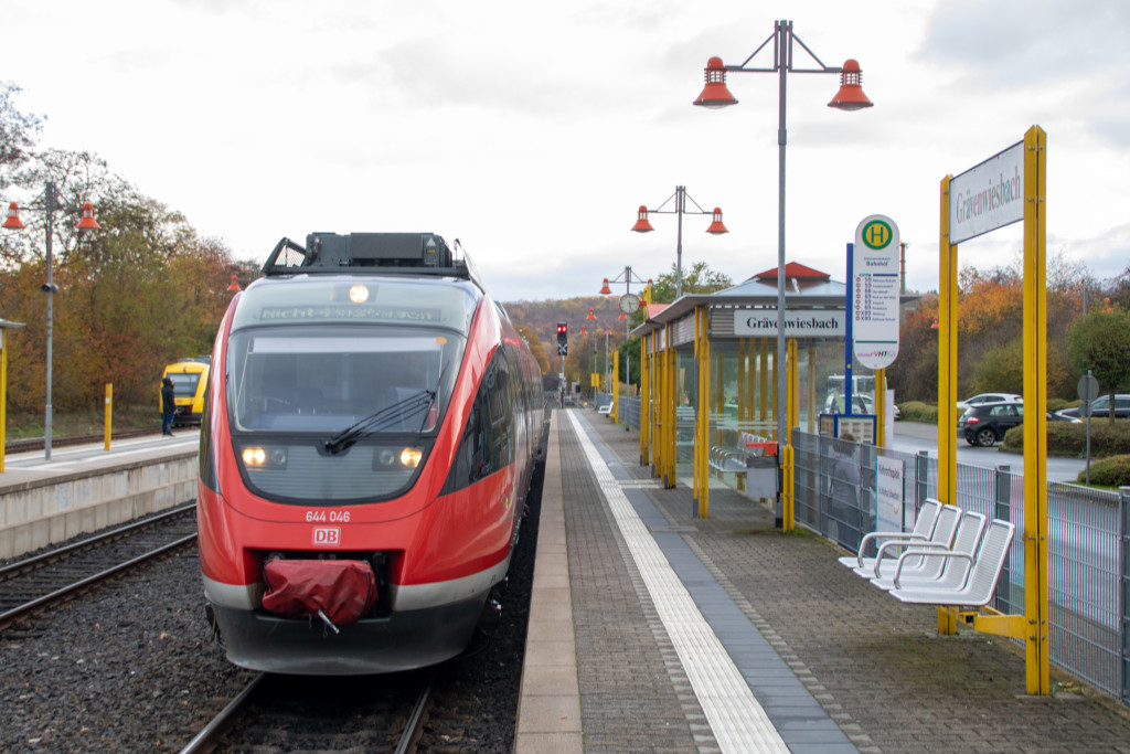 644 046 hält im Bahnhof Grävenwiesbach, aufgenommen am 25.11.2022.