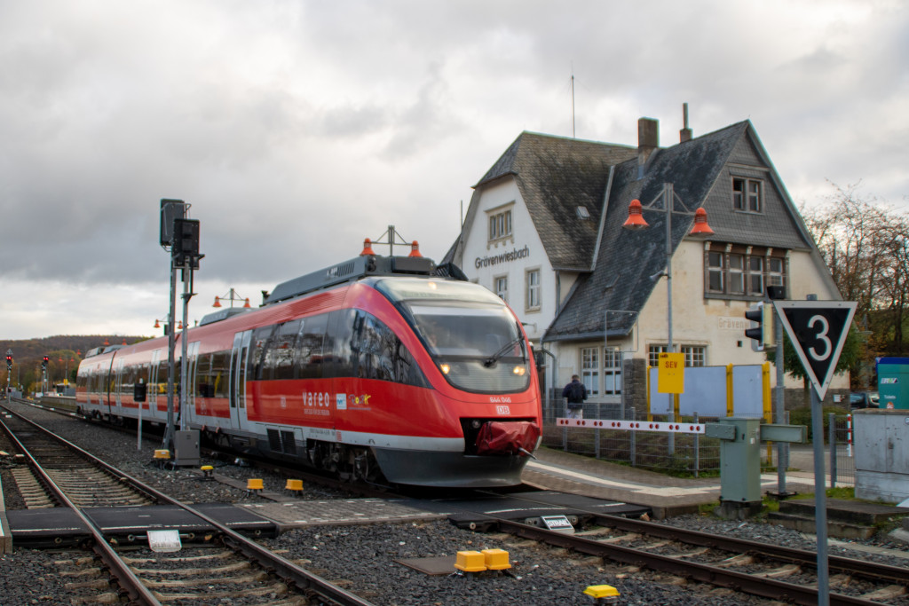 644 046 verlässt den Bahnhof Grävenwiesbach, aufgenommen am 25.11.2022.