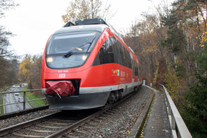 644 046 überquert die Bundesstraße bei Köppern, aufgenommen am 25.11.2022.