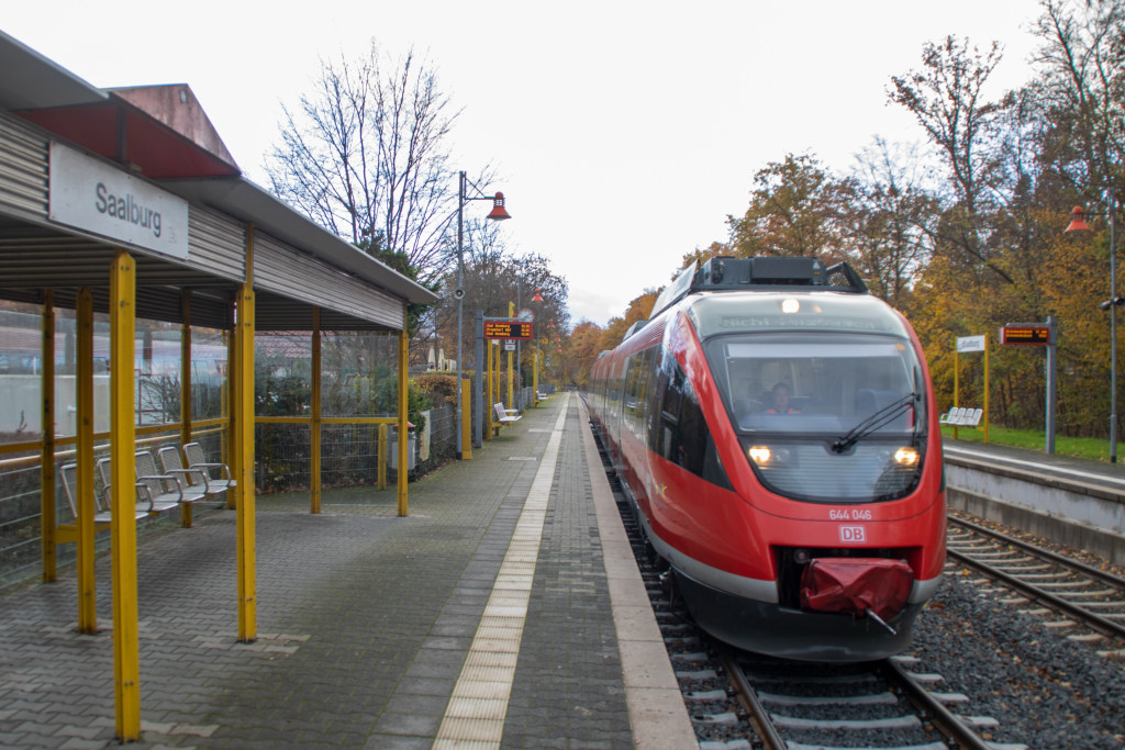 644 046 hält im Bahnhof Saalburg, aufgenommen am 25.11.2022.