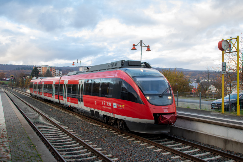 644 046 steht im Bahnhof Köppern, aufgenommen am 25.11.2022.