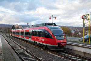 644 046 steht im Bahnhof Köppern, aufgenommen am 25.11.2022.