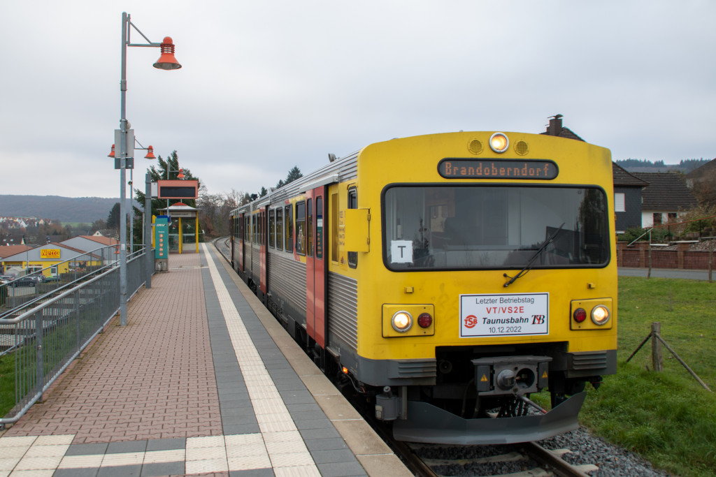 609 014 ist im Endbahnhof Brandoberndorf angekommen, aufgenommen am 10.12.2022.