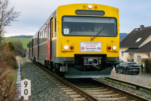 Am letzten Einsatztag des VT2E fährt 609 014 durch Wehrheim, aufgenommen am 10.12.2022.