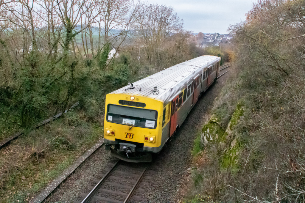 Ein VT2E bei Hundstadt auf der Taunusbahn, aufgenommen am 10.12.2022.