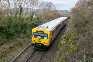 Ein VT2E bei Hundstadt auf der Taunusbahn, aufgenommen am 10.12.2022.