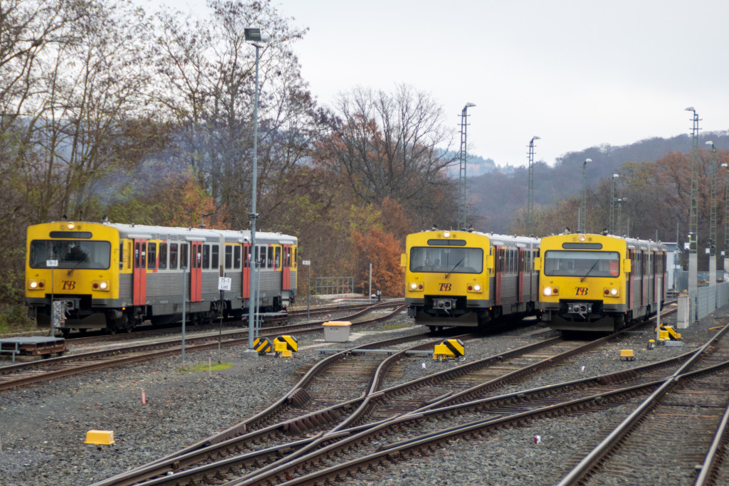 Mehrere VT2E stehen in der Abstellung im Bahnhof Grävenwiesbach, aufgenommen am, 10.12.2022.