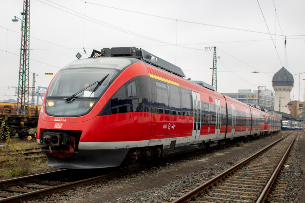 644 034 und 644 047 in Darmstadt Hbf, aufgenommen am 11.12.2022.