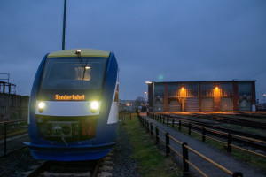 648 225 steht am alten Betriebswerk in Darmstadt Hbf, aufgenommen am 11.12.2022.