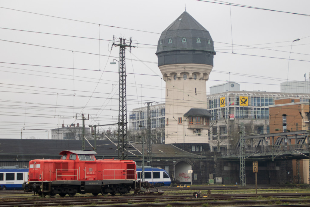 212 265 unter dem Wasserturm im Bahnhof Darmstadt Hbf, aufgenommen am 11.12.2022.