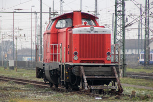 212 265 steht am Prellbock im Bahnhof Darmstadt Hbf, aufgenommen am 11.12.2022.