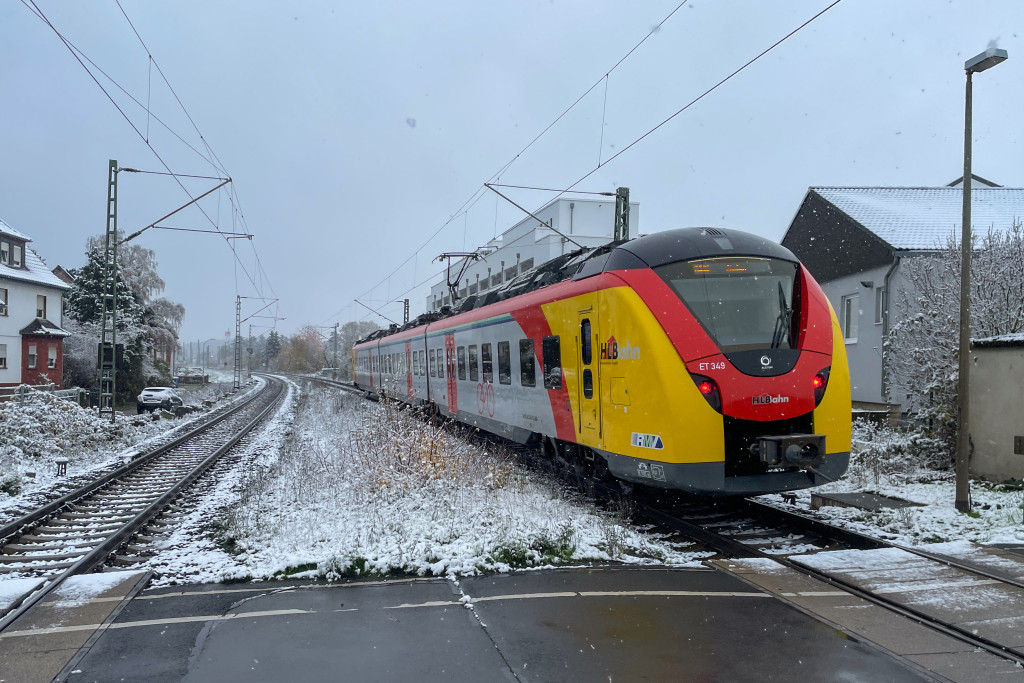 1440 340 verlässt den Bahnhof Dutenhofen auf der Dillstrecke ein, aufgenommen am 19.11.2022.