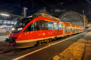 644 055 steht im Frankfurter Hauptbahnhof, aufgenommen am 22.11.2022.