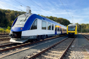 554 103 steht im Bahnhof Betzdorf neben einem 648 der HLB, aufgenommen am 27.11.2022.