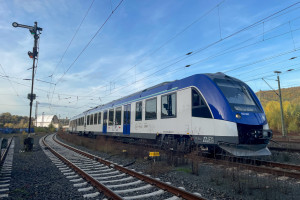 554 103 steht im Güterbahnhof Dillenburg auf der Dillstrecke, aufgenommen am 27.11.2022.