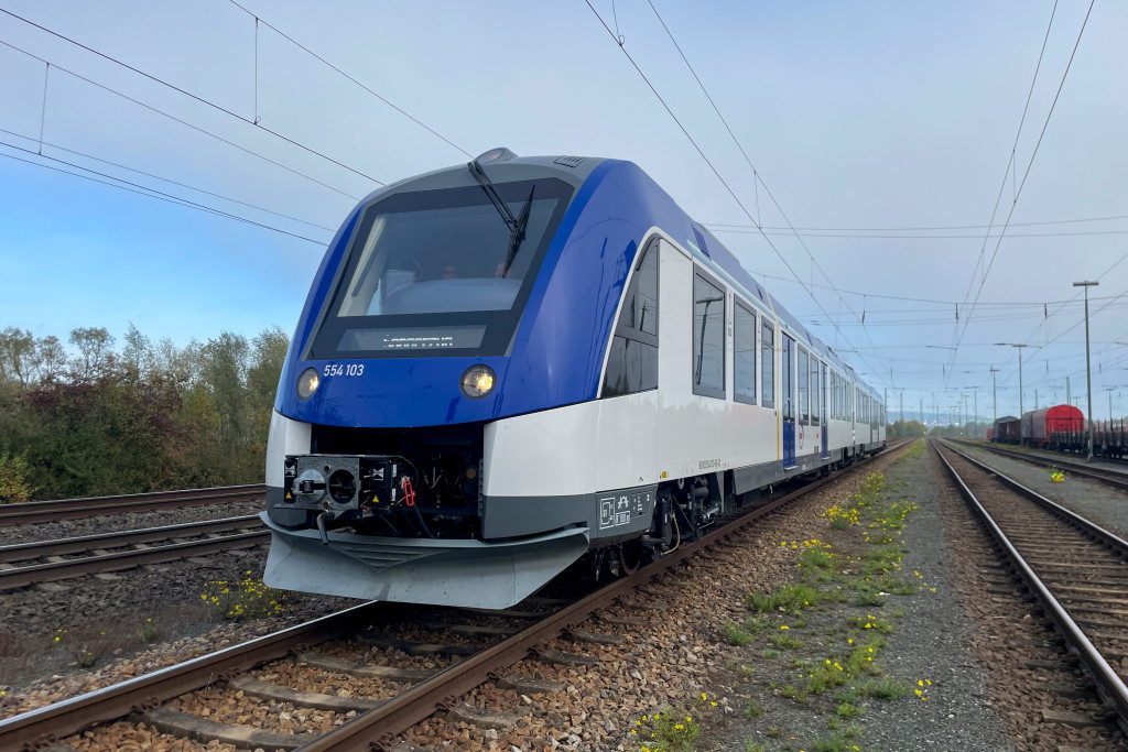 554 103 steht im Güterbahnhof Wetzlar auf der Dillstrecke, aufgenommen am 27.11.2022.