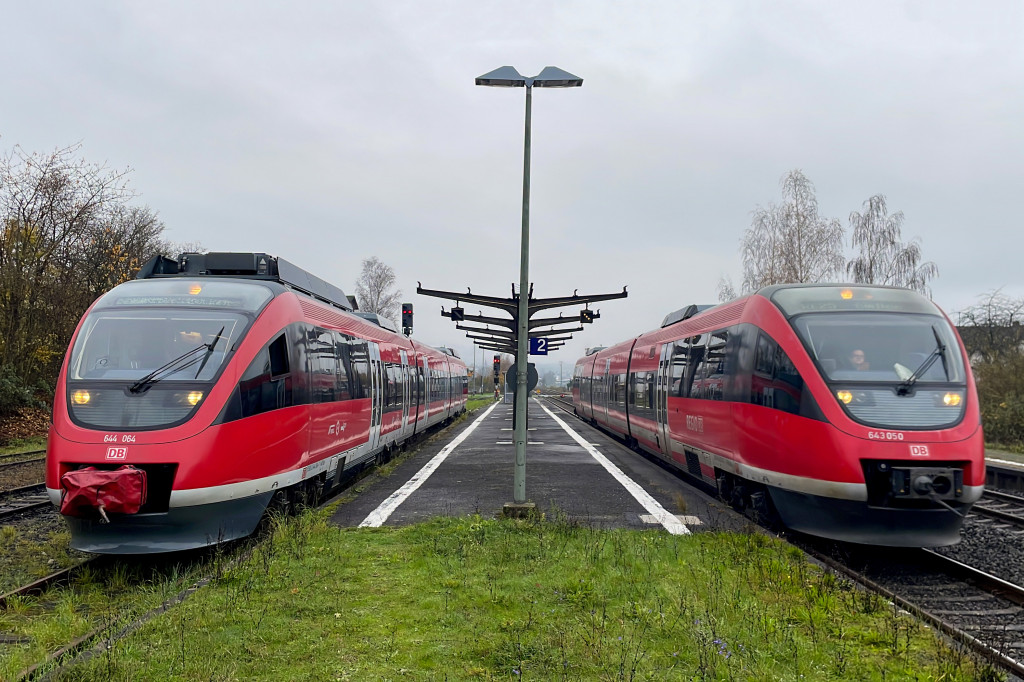 Zugüberholung in Albshausen auf der Lahntalbahn, 644 064 macht den Weg für 643 050 frei der als Regionalexpress den Bahnhof durcheilt. Aufgenommen am 29.11.2022.