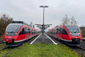 Zugüberholung in Albshausen auf der Lahntalbahn, 644 064 macht den Weg für 643 050 frei der als Regionalexpress den Bahnhof durcheilt. Aufgenommen am 29.11.2022.