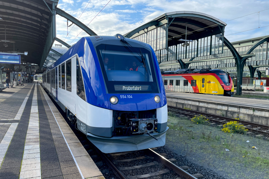 554 104 steht in Darmstadt Hbf, aufgenommen am 26.11.2022.
