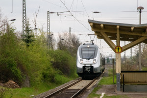 9442 105 von Abellio kurz vor dem Bahnsteig in Erfurt-Stotternheim, aufgenommen am 18.04.2023.