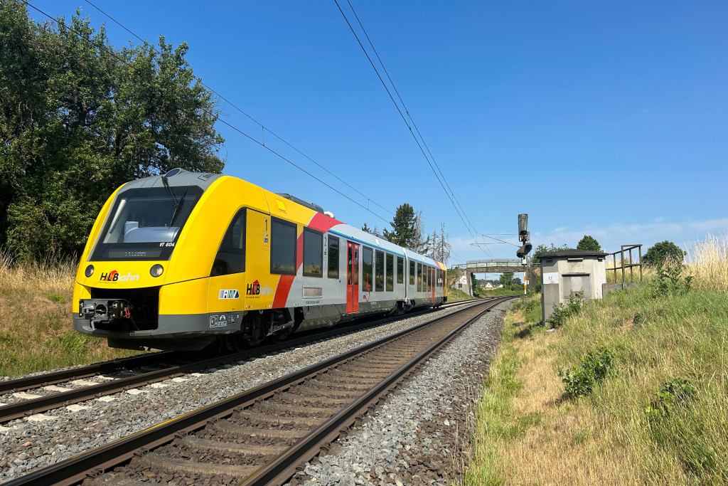 2648 004 der HLB bei Kirch-Göns auf der Main-Weser-Bahn, aufgenommen am 11.07.2023.