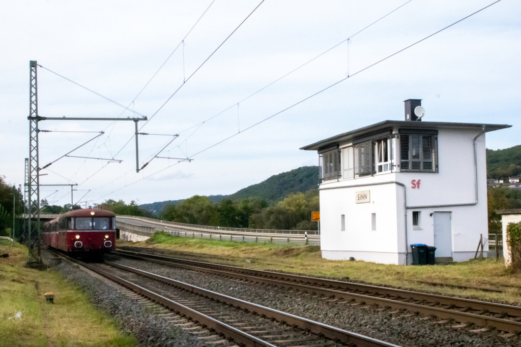 Eine Schienenbusgarnitur durcheilt den Bahnhof Sinn auf der Dillstrecke, aufgenommen am 17.09.2023.