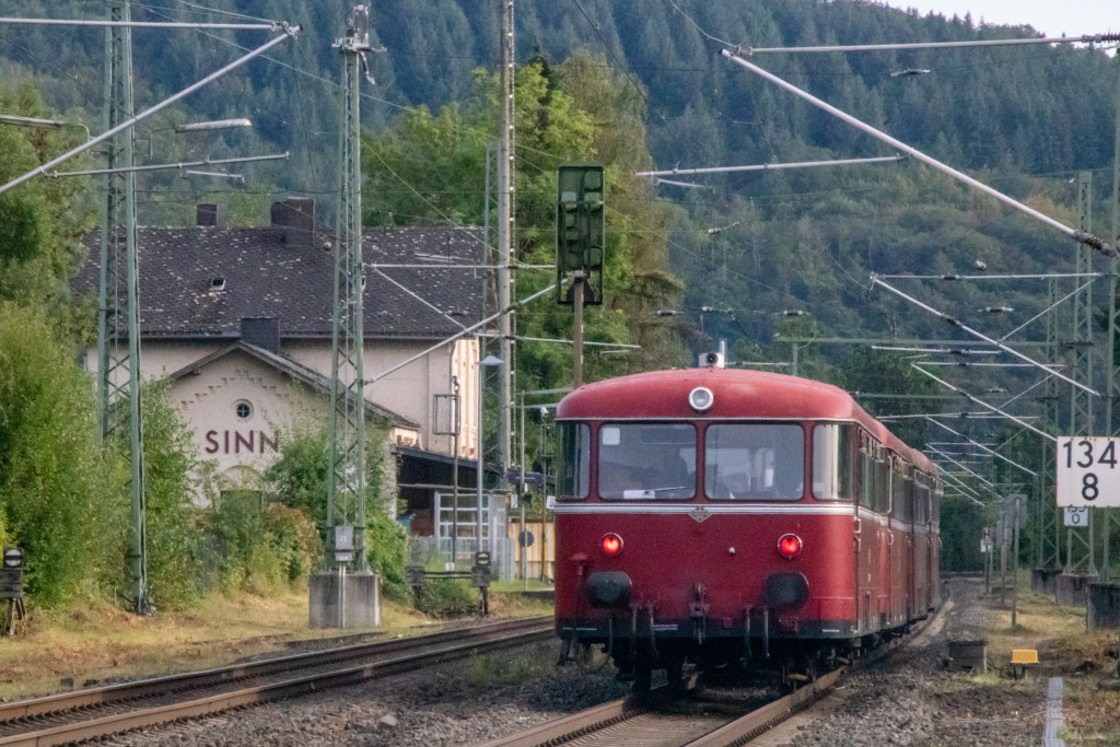 Eine Schienenbusgarnitur am Bahnhofsgebäude in Sinn auf der Dillstrecke, aufgenommen am 17.09.2023.