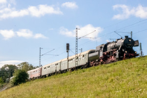 52 4868 zieht ihren Sonderzug bei Großen-Linden auf der Main-Weser-Bahn, aufgenommen am 23.09.2023.