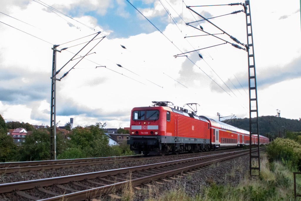 114 038 mit einem Zug aus Doppelstockwagen bei Cölbe auf der Main-Weser-Bahn, aufgenommen am 23.09.2023.