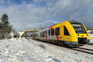 2648 004 bei Kirch-Göns auf der verschneiten Main-Weser-Bahn, aufgenommen am 29.11.2023.