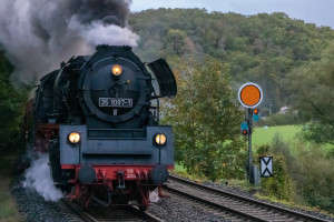 35 01097 passiert das Vorsignal der Blockstelle Arfurt auf der Lahntalbahn, aufgenommen am 14.10.2023.