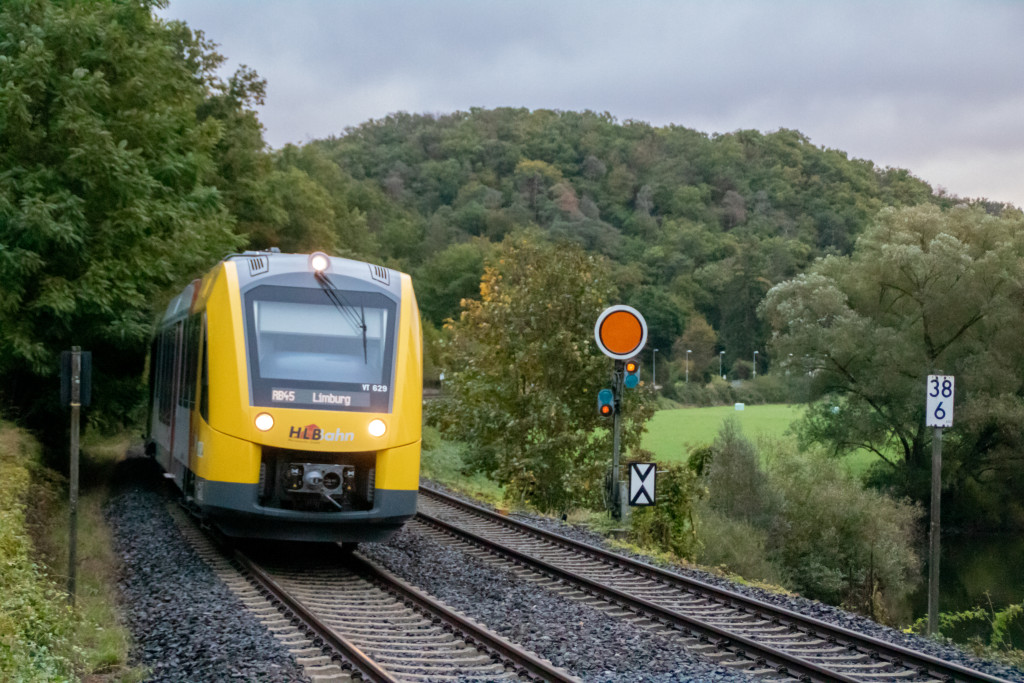 Ein 2648 der HLB am Vorsignal der Blockstelle Arfurt auf der Lahntalbahn, aufgenommen am 14.10.2023.
