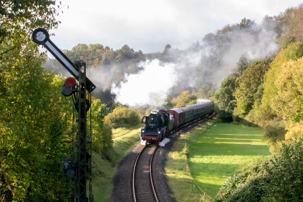 35 1097 vor dem Einfahrsignal von Niederzeuzheim auf der Oberwesterwaldbahn, aufgenommen am 14.10.2023.