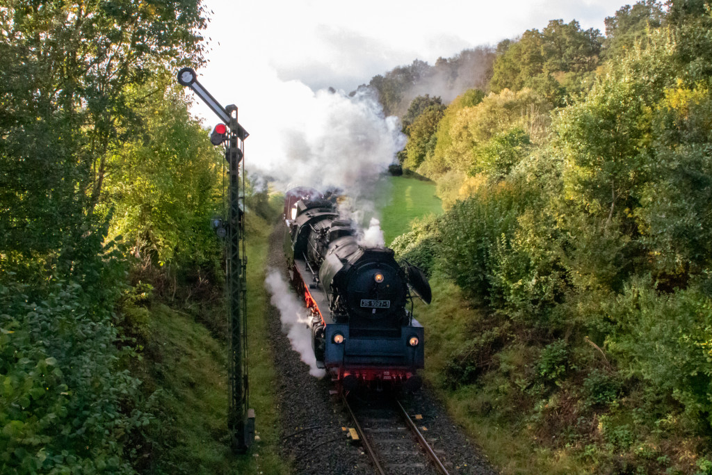 35 1097 am Einfahrsignal von Niederzeuzheim auf der Oberwesterwaldbahn, aufgenommen am 14.10.2023.