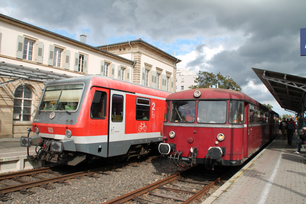 Generationentreffen, 628 412 und 798 829 treffen sich im Bahnhof Bad Dürkheim auf der Pfälzer Nordbahn, aufgenommen am 19.09.2015.