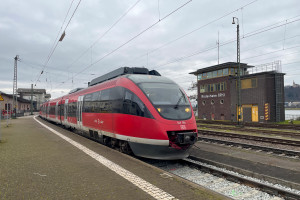 644 064 und zwei weitere 644 halten am Bahnsteig in Rüdesheim auf der rechten Rheinstrecken, aufgenommen am 17.02.2023.